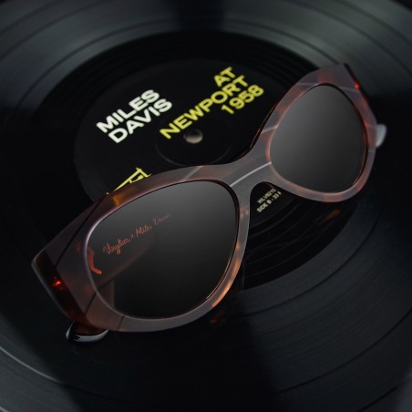 Hazai designer szemüvegmárka gondolhatta újra Miles Davis szemüvegét